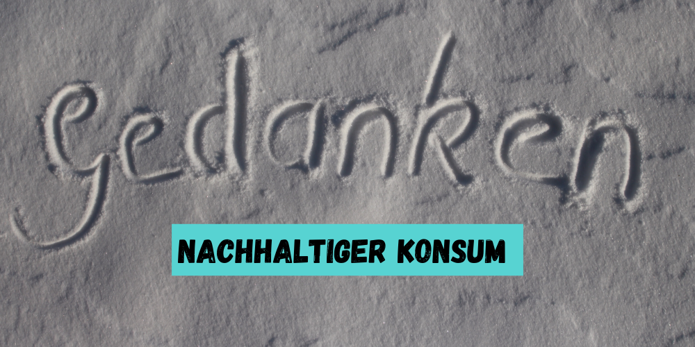 Im Schnee steht das Wort "Gedanken" mit grafischen Untertitel "nachhaltiger Konsum"