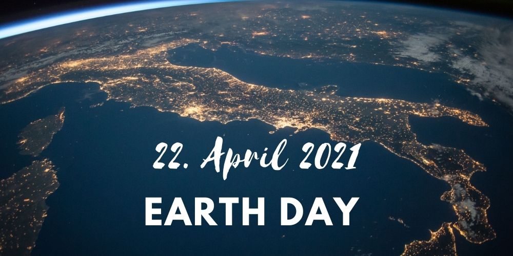 Hintergrund ein viertel der Erdkugel aus dem Weltall mit dem Text "22. April 2021 Earth Day"